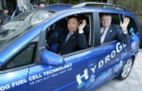 16일 GM DAEWOO 닉 라일리 사장(사진 오른쪽)과 이희범 산업자원부 장관(사진 왼쪽)이 부산시청에서 부산 롯데호텔까지 이르는 3.8km 거리를 수소 연료전지차 '하이드로젠 3'로 시승하기에 앞서 포즈를 취하고 있다.