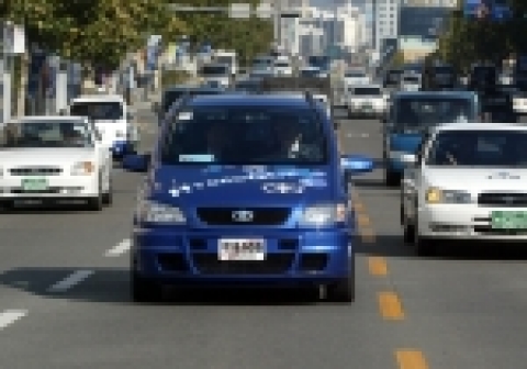 16일 GM DAEWOO 닉 라일리 사장과 이희범 산업자원부 장관이 부산 시내를 수소 연료전지차 '하이드로젠 3'로 주행하고 있다.