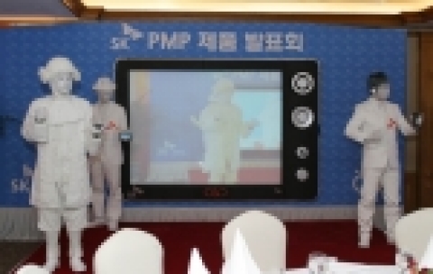 석고마임 공연을 통해 SK C&C PMP를 소개하고 있는 모습