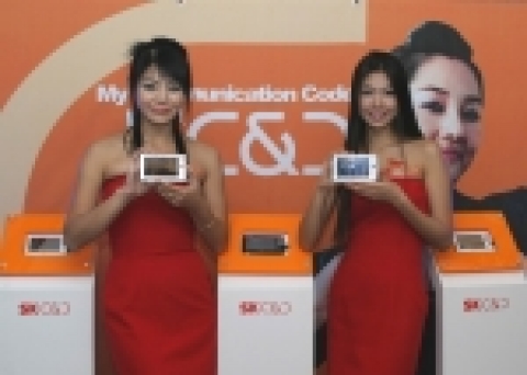 행사장 도우미가 SK C&C PMP를 소개하고 있는 모습
