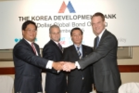 사진 좌측에서부터  1.      스티븐 디아오(Stephen Diao) 바클레이즈 캐피탈(Barclays Capital) 아시아태평양 채권시장 총괄이사(Director, Head of Cross Border DCM, Asia Pacific) 2.     폴 칼레오(Paul Calello) CSFB 아시아태평양 부문 회장(Chairman, CEO of Asia Pacific)  3. 한국산업은행 인호 이사 4.     마이클 버크톨드 (Michael Berchtold) 모건스탠리(Morgan Stanley)아시아태평양 투자은행부문 사장(President, Head of Investment  Banking Division, Asia Pacific)