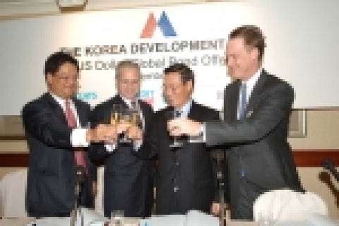 사진 좌측에서부터  1.      스티븐 디아오(Stephen Diao) 바클레이즈 캐피탈(Barclays Capital) 아시아태평양 채권시장 총괄이사(Director, Head of Cross Border DCM, Asia Pacific) 2.     폴 칼레오(Paul Calello) CSFB 아시아태평양 부문 회장(Chairman, CEO of Asia Pacific)  3. 한국산업은행 인호 이사 4.     마이클 버크톨드 (Michael Berchtold) 모건스탠리(Morgan Stanley)아시아태평양 투자은행부문 사장(President, Head of Investment  Banking Division, Asia Pacific)