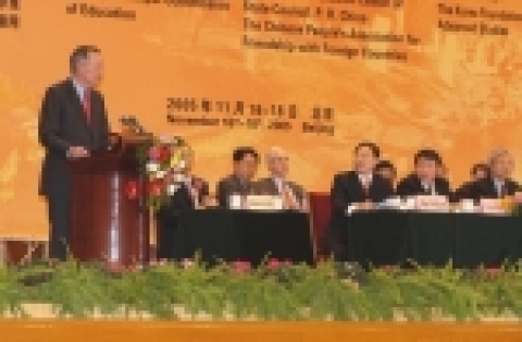 조지 부시 미국 前 대통령이 중국 베이징 인민대회당에서 개최된 &#039;2005 베이징 포럼&#039; 개막식에서 축사를 하고 있는 모습(오른쪽에서 두번째는 최태원 SK(주) 회장)