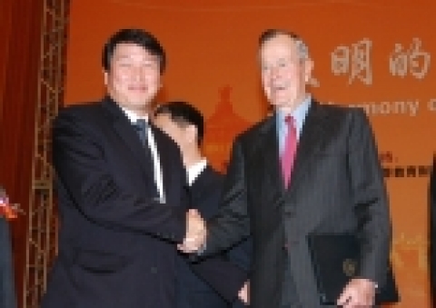 최태원 SK(주) 회장이 중국 베이징 인민대회당에서 개최된 &#039;2005 베이징 포럼&#039; 개막식에 참석해 조지 부시 미국 前 대통령과 환담 후 악수를 하고 있다.