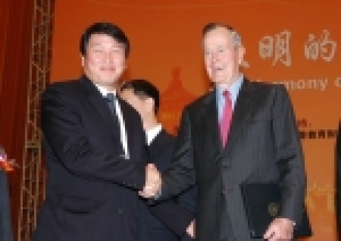 최태원 SK(주) 회장이 중국 베이징 인민대회당에서 개최된 '2005 베이징 포럼' 개막식에 참석해 조지 부시 미국 前 대통령과 환담 후 악수를 하고 있다.