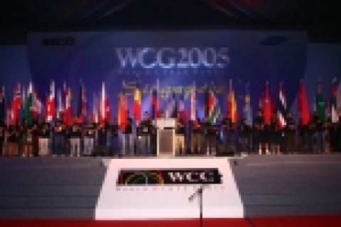 삼성전자 윤종용 부회장은 지난 16일 싱가포르 선텍 컨벤션센터에서 열린 'WCG 2005(World Cyber Games 2005)' 개막식에서 사이버 게임을 통한 전세계 젊은이들의 우정과 화합을 역설했다.