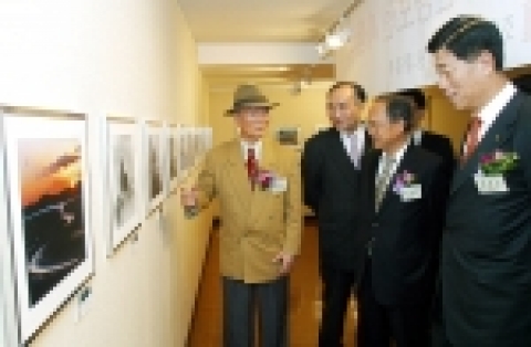 좌측부터 전 한국사진학회 회장 홍순태, 환경부 과장 심무경, 국립공원관리공단 이사장 김재규, 조흥은행 은행장 최동수