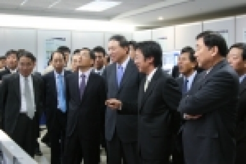 좌로부터 삼성전자 석준형 부사장, 제일모직 제진훈 사장, 임형규 삼성종합기술원장, 삼성전자 이윤우 부회장, 설명자, 삼성전자 이상완 사장