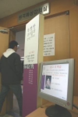 발행된 RFID 태그를 착용하고 강의실 출입문을 지나가기만 하면 RFID 시스템 화면을 통해 출석한 학생의 정보와 출석 확인이 실시간 자동으로 된다.