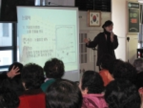건양의대 김안과병원은 17일 영등포노인대학에서 『안건조증』을 주제로 월례 건강강좌를 실시했다.
