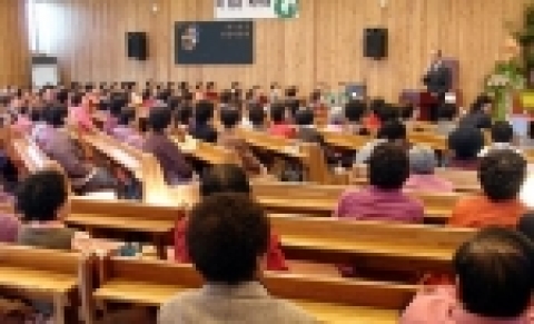 무단횡단 사례를 소개하는 이종복 음성서장