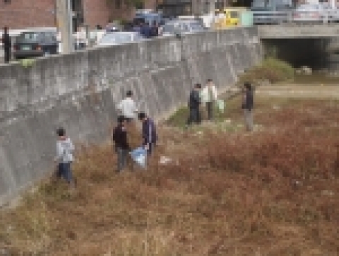 고양시 덕양구 고양동 푸른고양지킴이(회장 박경희)는 지난 13일 목암중학교 학생들의 봉사활동 참여로 벽제천 환경 정화 행사를 실시하였다.