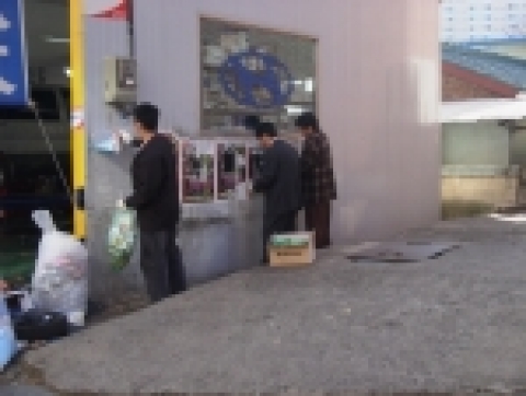 고양시 덕양구 고양동 통장협의회(회장 성보용)에서는 지난 16일 40여명이 참여하여 불법광고물 정비를 실시하였다.