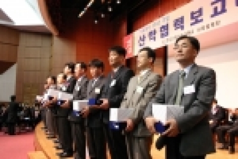 감사패를 전달받은 가족회사 대표