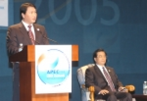 SK 최태원 회장이 부산 롯데호텔에서 열린 APEC 최고경영자회의 세션7에 기조연설자로 참석한 후진타오 주석을 청중에게 소개하였다.