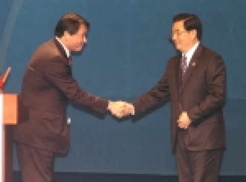 SK 최태원 회장이 후진타오 중국 주석을 만났다. 최 회장이 부산 롯데호텔에서 열린 APEC 최고경영자회의 세션7에 기조연설자로 참석한 후진타오 주석을 청중에게 소개하기 앞서 접견을 갖는 형식으로 이뤄졌다.