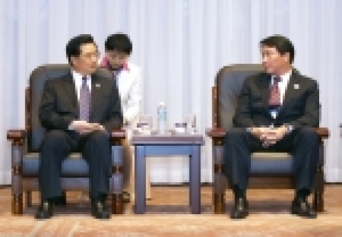 SK 최태원 회장은 17일 APEC 최고경영자회의(CEO Summit)에 기조연설자로 참석한 후진타오(胡錦濤) 중국 주석과 회동을 갖고 양국 경제협력증진방안과 SK의 중국사업 등에 대해 환담을 나눴다.