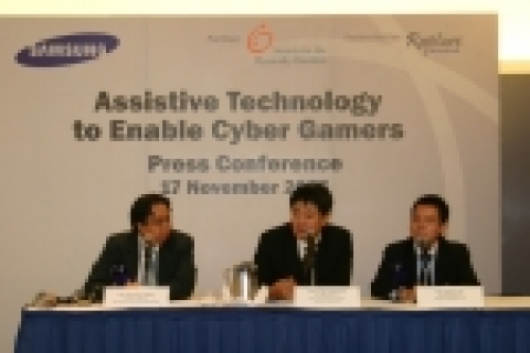 삼성전자가 지난 18일 세계 최대 게임문화축제 WCG2005(World Cyber Games 2005)가 열린     싱가포르에서 現地 장애인봉사단체 '육체적 장애 극복을 위한 사회'(The Society for the Physically      Disabled, 이하 SPD)와 공동으로 기자회견을 갖고 장애인게임보조장비(Assistive Technology Device)와     장애인 사이버게임 후원 계획을 발표하고 있다.