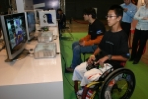 싱가포르 선텍 컨벤션센터에서 열린 'WCG2005'에서 장애인 게이머들이 장애인用 게임보조장비를 이용해   게임 실력을 겨루고 있다.