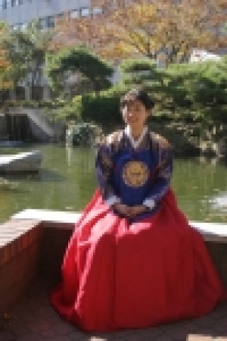 꽃다발 전달한 김현정 학생