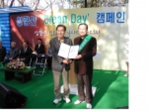 안상수 인천광역시장과 이영복 삼천리 사장이 친환경 화장실 기증서를 전달하고 있다.
