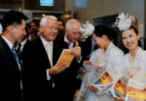 President of Organizing committee of 204 Frankfurt Book Fair reads Rev. Dr. Jaerock Lee's book