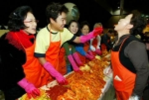 20일 고양 킨텍스에서 열린 '사랑에 김치 담그기' 행사에 참여한 연예인들이 불우이웃을 위한 김치를 담그고 있다.  왼쪽부터 여운계, 이광기, 이일화, 태현실 (이상 연예인), 김인식 킨텍스 사장