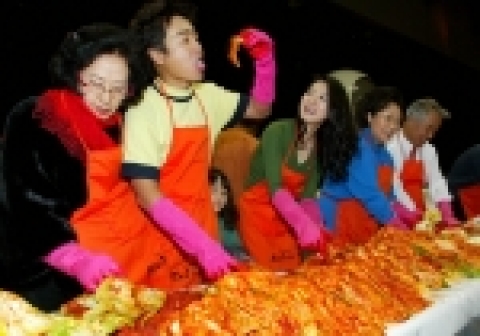 20일 고양 킨텍스에서 열린 '사랑에 김치 담그기' 행사에 참여한 연예인들이 불우이웃을 위한 김치를 담그고 있다.  왼쪽부터 여운계, 이광기, 이일화, 태현실 (이상 연예인), 김인식 킨텍스 사장