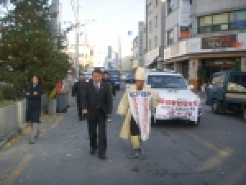11월 15일 15:00, 한농연고창군연합회 前 회장인 김기현씨가 전북 전주시 관내 도로에서 족쇄도보 상경투쟁을 전개하고 있다. 김기현씨의 족쇄 상경투쟁에 한농연전라북도연합회 김진