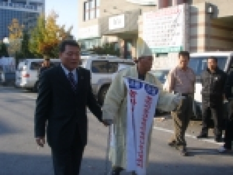 11월 15일 15:00, 한농연고창군연합회 前 회장인 김기현씨가 전북 전주시 관내 도로에서 족쇄도보 상경투쟁을 전개하고 있다. 김기현씨의 족쇄 상경투쟁에 한농연전라북도연합회 김진