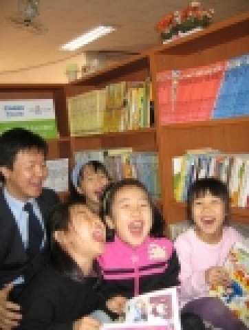 카시오 전자사전은 도서기증 이벤트를 통해 모은 도서 500여권과, 카시오 전자사전30대를 ‘방화 위스타트 마을’에 기증했다. 책과 전자사전을 사용하며 즐거워 하는 아이들