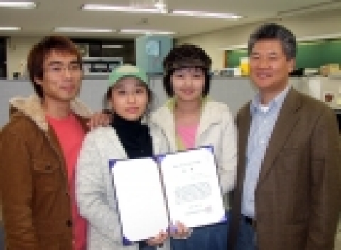 박용완 교수(맨 우측)와 잇츠 멤버들(좌로부터 최영규, 권지은, 서재영)