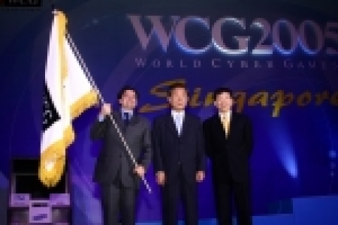 20일 막을 내린 세계 최대 게임문화축제 '월드사이버게임즈(WCG)2005' 폐막식에서 정동채 장관(가운데)이 내년 대회 개최지인 이탈리아 몬자市 빈센조 아스크리
