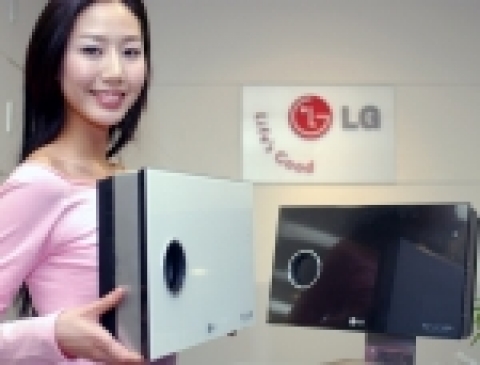 LG전자(대표 金雙秀 / www.lge.com)가 세계 최초 벽걸이형 프로젝터를 출시하며 급성장하고 있는 프로젝터 시장공략에 본격 나선다.