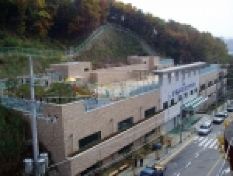 성남시가 주택가 주차난 완화와 생활환경 개선을 위해 건립한 단대동 제1공영 주차장(수정구 단대동 27-1번지)이 완공돼 22일 준공식을 갖는다.