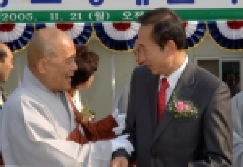 영등포장애인복지관 기공식 시삽 후 이명박 서울시장과  지관 조계종 총무원장이 반갑게 인사하고 있다.