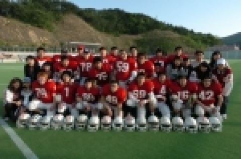 동의대 미식축구부가 출전에 앞서 기념촬영을 하고 있다.