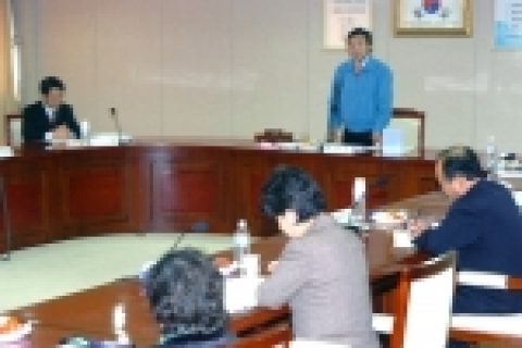 손학규 경기도지사가 11월 21일 오후 3시 경기도청 상황실에서 열린 생활보장위원회에 참석하여 인사말을 하고 있다.