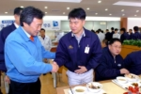 손학규 경기도지사가 11월 21일 화성 기아자동차 공장을 방문하여 구내식당에서 직원들과 인사나누고 있다.