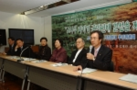 소나무 지키기 국민연대 추진위원회 결성식 사진. 왼쪽부터 문국현, 이형모, 유인촌, 지영선, 김후란, 강지원, 조연환, 전영우, 최열