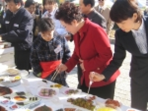 국회 앞 광장에 마련된 &#039;전국 농어촌 살리기 국회 한마당&#039;에서 영재소년 송유근어린이가 한성식품의 다양한 김치들을 보며 신기해하고 있다.