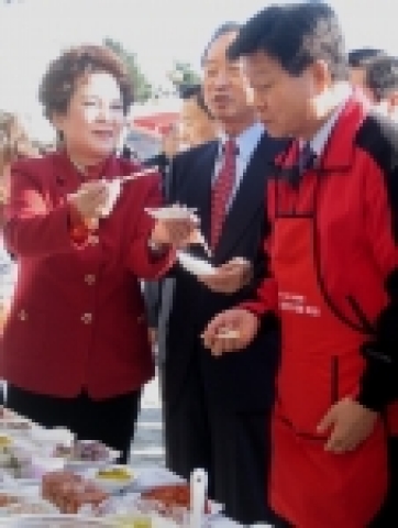 국회 앞 광장에 마련된 &#039;전국 농어촌 살리기 국회 한마당&#039;을 주최한 농어업 회생을 위한 국회의원모임의 한화갑 대표가 한성식품의 다양한 김치들을 맛보고 있다.