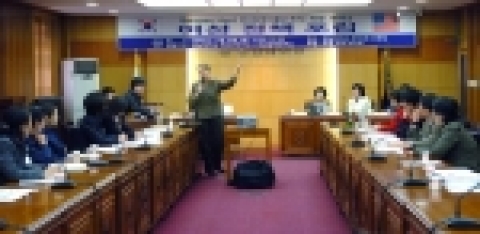 충남대학교 북미주연구소와 여성정책연구소는 11월 22일(화) 오전 10시부터 대학본부 3층 상황실에서 전 오스트리아 빈 미국 대사인 Ms. Swanee Hunt씨를 초청해 ‘여성이 만들어가는 사회’를 주제로 여성 정책 포럼을 개최했다.