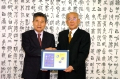 2005년 11월 22일(화) 오전 9시30분 도지사 접견실에서 대한결핵협회 이장백 지부장으로부터 크리스마스 씰 1셋을 증정 받고 금일봉을 지급했다.