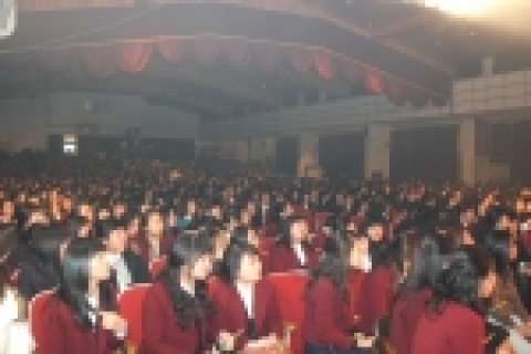 2005 동의대학교 대학설명회에 참가한 고교생들이 입시 설명 경청 및 동아리 공연에 참여하고 있다.