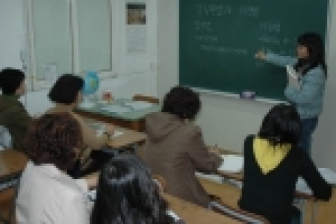 청주대학교 동아리 「교육봉사단」이 운영하는「무궁화 야간학교」