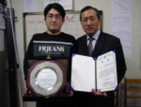 제1회 늘푸른 친환경에너지공모전에서 최우수상을 수상한 경상대학교 기계항공공학부 김대언 군(왼쪽)과 지도교수인 정한식 교수.