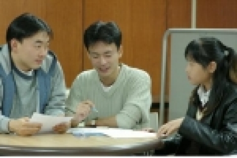 에생모 운영진 회의중인 서재학씨(中), 최영진씨(左), 최남희씨(右)
