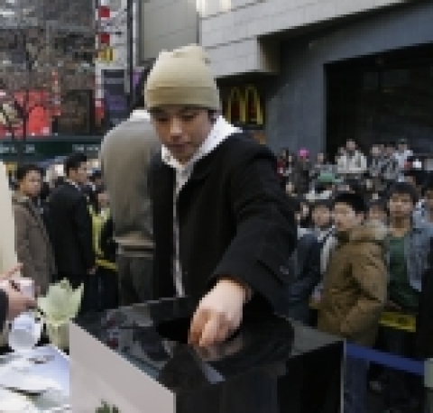 스위스퓨어 명동 중앙점에 설치한 자선모금함에 기금 하는 고객