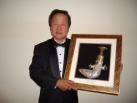 KAI 정해주사장이 “아시아 최고 참가업체상(Best Stand in Asia / Asia Pacific)”상패를 들어보이고 있다.